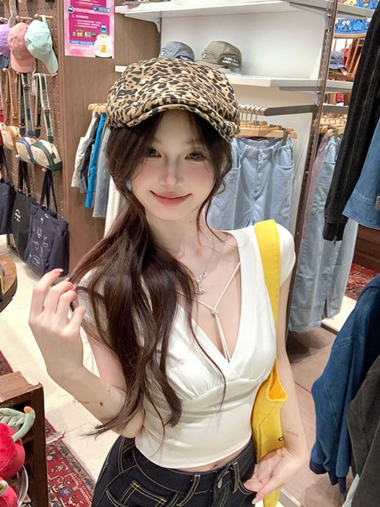 Korean chic pure v-neck short-sleeved T-shirt for women in summer niche sexy waist-hugging short sweet hot girl top trendy
