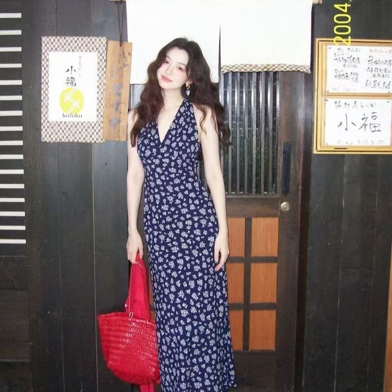 法式復古V領藏藍色碎花裙女夏季2025新款辣妹掛脖無袖長款連衣裙