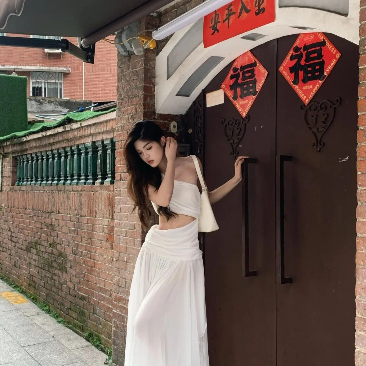 法式白色無袖斜肩連衣裙女夏季設計感長裙度假風裙子