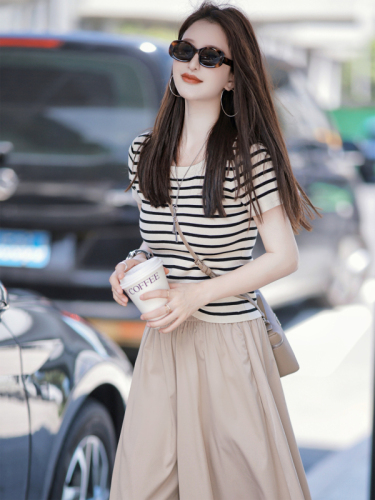 The new product has been opened for Fasong top Laiser, cold and cool, black and white stripes + large U collar!
