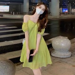 一字肩綠色吊帶裙連衣裙女夏季2025新款小個子茶歇法式公主風短裙