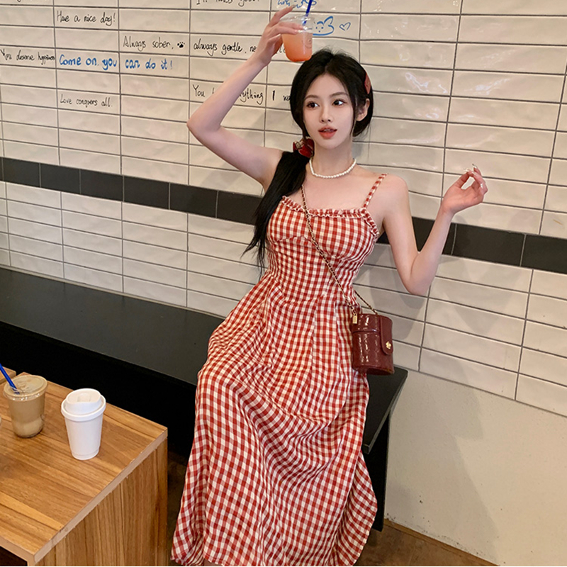 Korean new French red plaid suspender dress in summer beautiful beach vacation long skirt makes you look thin