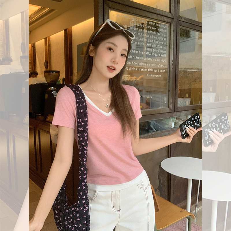 Real shot of contrasting color V-neck short-sleeved women's 2025 summer new style design unique and beautiful temperament fake two-piece top
