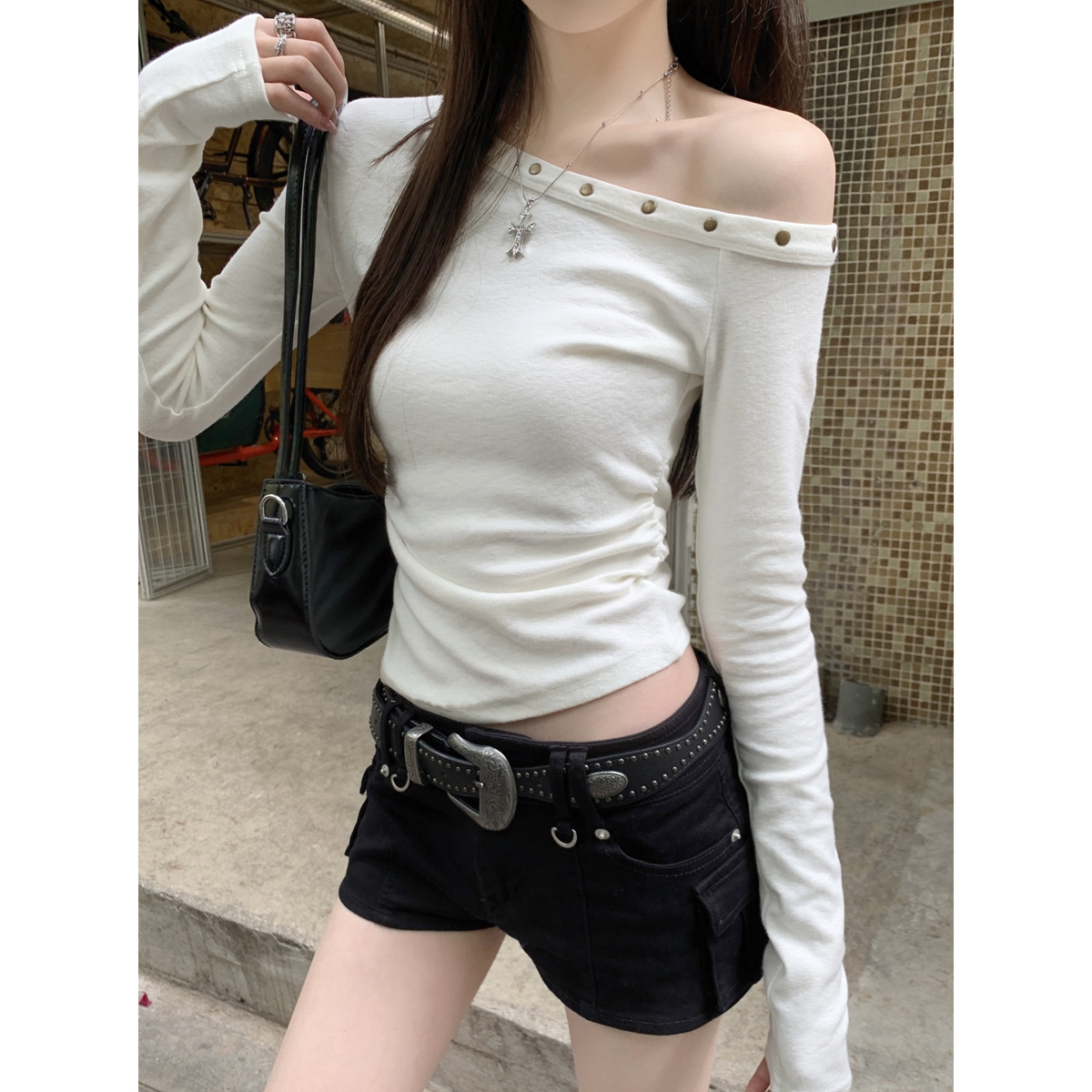 Real shot of spring Korean style, slimming shoulders, pleated design, rivet hot girl long-sleeved T-shirt top
