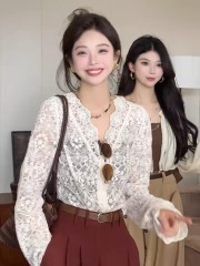 Hooked flower empty V-neck lace shirt for women in spring and autumn new design, casual loose slim inner shirt top trendy