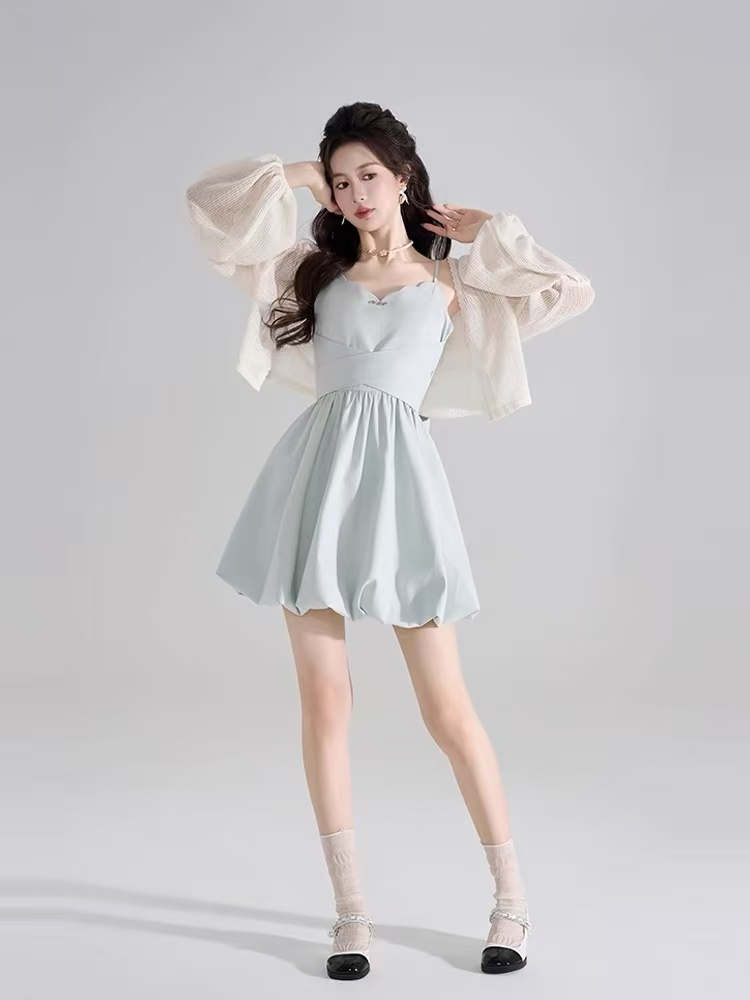 法式溫柔風藍色吊帶連衣裙女夏季氛圍感收腰蝴蝶結甜美花苞裙短裙