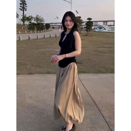 Spot paper man's huge slim V-neck sleeveless top with a design feel curved hem and a thin slim vest