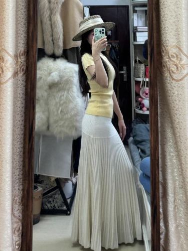 Pleated slim striped skirt Large hem skirt