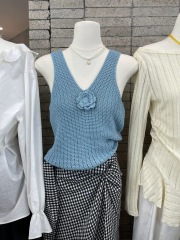 Korean version of early spring clean temperament, slimming and age-reducing versatile knitted V-neck three-dimensional flower design sleeveless suspender top