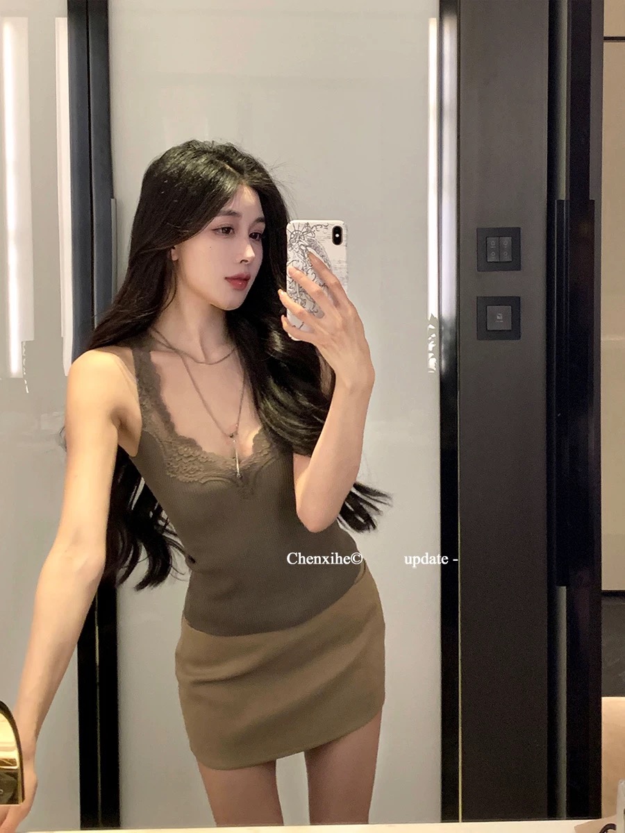 He Chenxi Lace spliced ​​sweater vest for women in spring pure slim fit V-neck suspender sleeveless pullover top