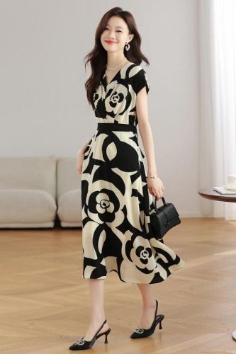Real shot of new summer women's French V-neck waist-hugging temperament A-line skirt gentle style printed mid-length chiffon dress