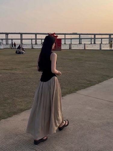 Spot paper man's huge slim V-neck sleeveless top with a design feel curved hem and a thin slim vest