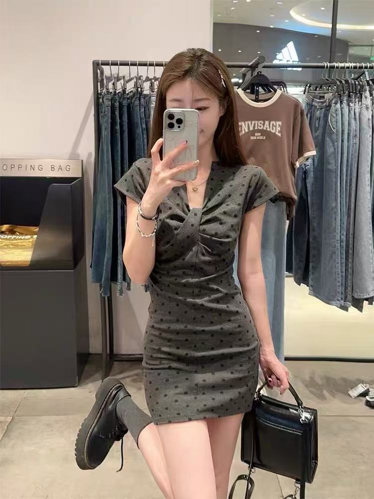 純欲灰色褶皺v領波點短袖連衣裙女夏季小個子顯瘦收腰a字包臀短裙
