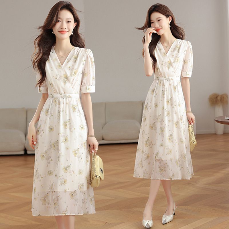 Real-life floral dress for women in summer new style waist-hugging to make them look slim and elegant. Tea break French small fairy-style long skirt