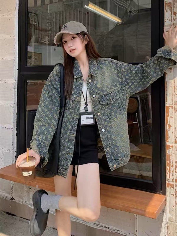 Real shot of trendy retro denim jacket for women washing little fragrant style jacquard couples work shirt