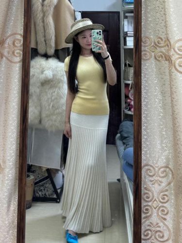 Pleated slim striped skirt Large hem skirt