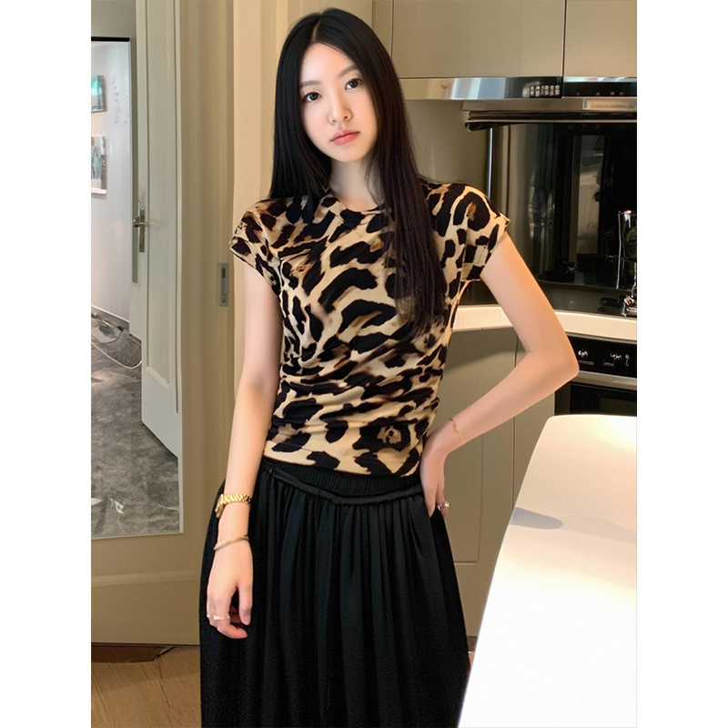Real shot~ Sweet, spicy, cool and sexy leopard print round neck chic short-sleeved T-shirt for women pure slimness base top