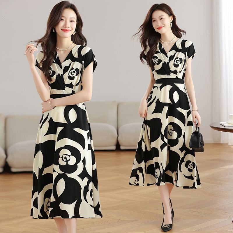 Real shot of new summer women's French V-neck waist-hugging temperament A-line skirt gentle style printed mid-length chiffon dress