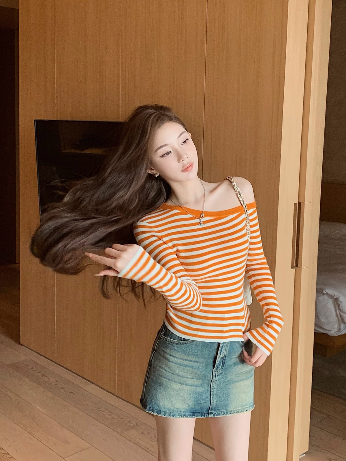 Korean striped slanted shoulder knitted base shirt for women in spring new versatile slim design versatile commuter top