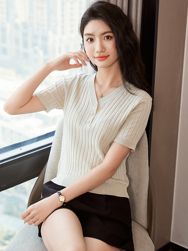 Women's Spring and Summer New Knit Top with Ice Silk Fabric, Short Sleeve, Korean Style, Solid Color, V-Neck, Semi-Open Collar, Short Length, Small Size