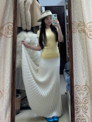 Pleated slim striped skirt Large hem skirt