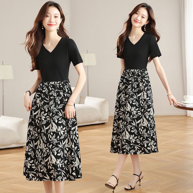 Real shot of fake two-piece short-sleeved V-neck printed dress for women with waist-hugging slim T-shirt skirt for summer 2025