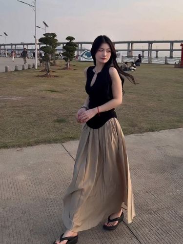 Spot paper man's huge slim V-neck sleeveless top with a design feel curved hem and a thin slim vest