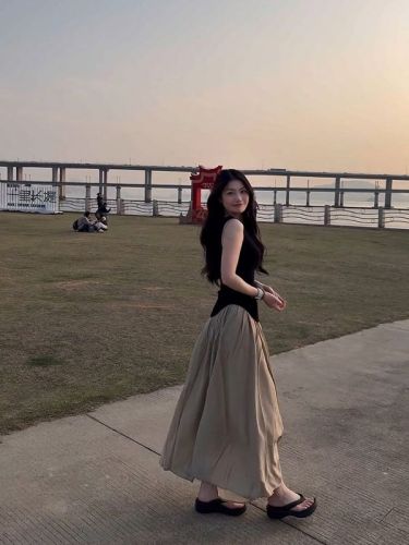 Spot paper man's huge slim V-neck sleeveless top with a design feel curved hem and a thin slim vest