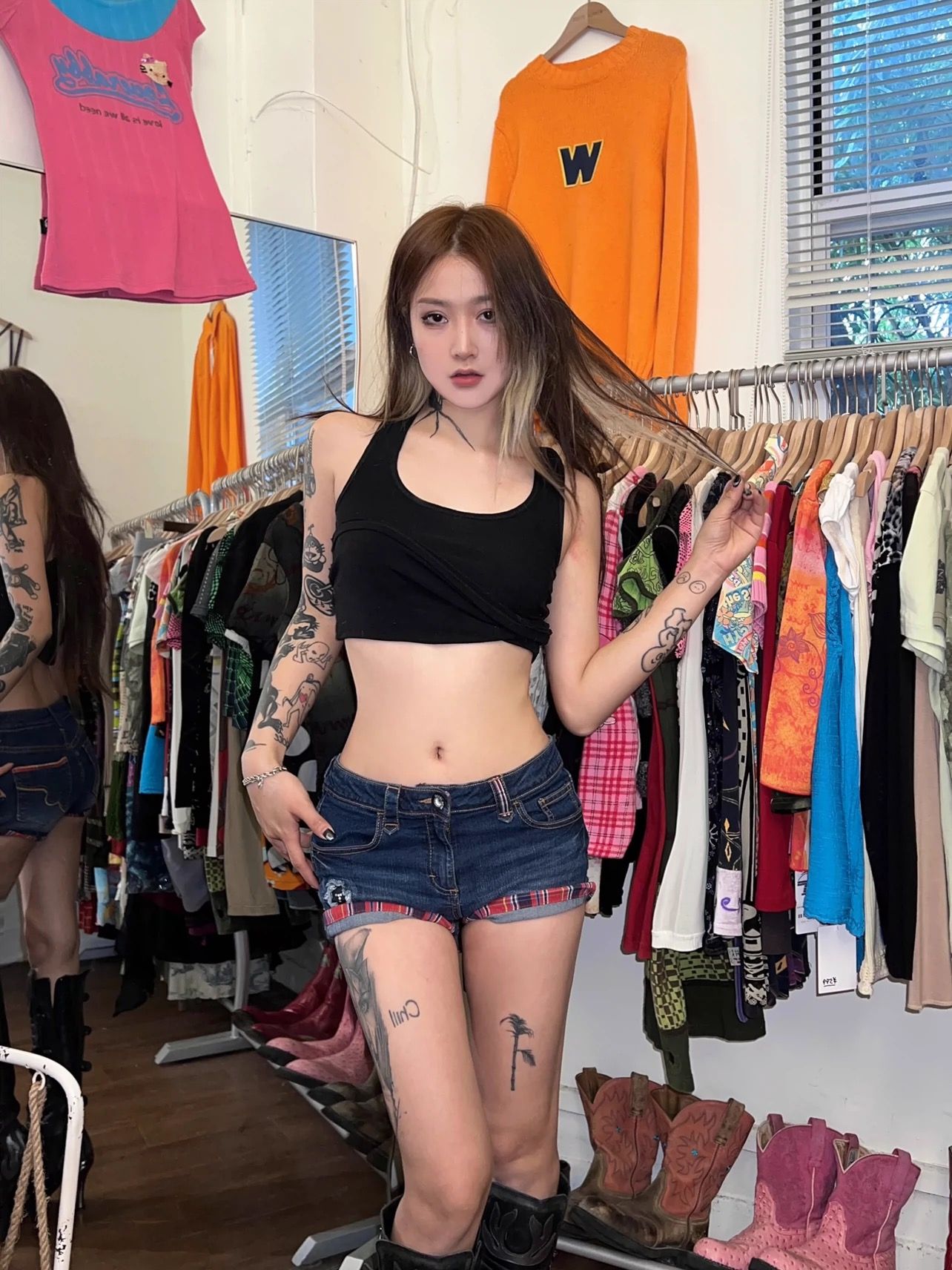 Hot girls low waist plaid contrasting tight curly denim shorts for women in summer new slim fit and hip-packing hot pants