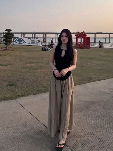 Spot paper man's huge slim V-neck sleeveless top with a design feel curved hem and a thin slim vest