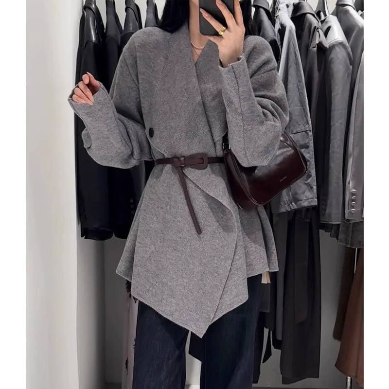 New high-end grey lapel knitted jacket for women in autumn and winter unique and super beautiful Korean casual top