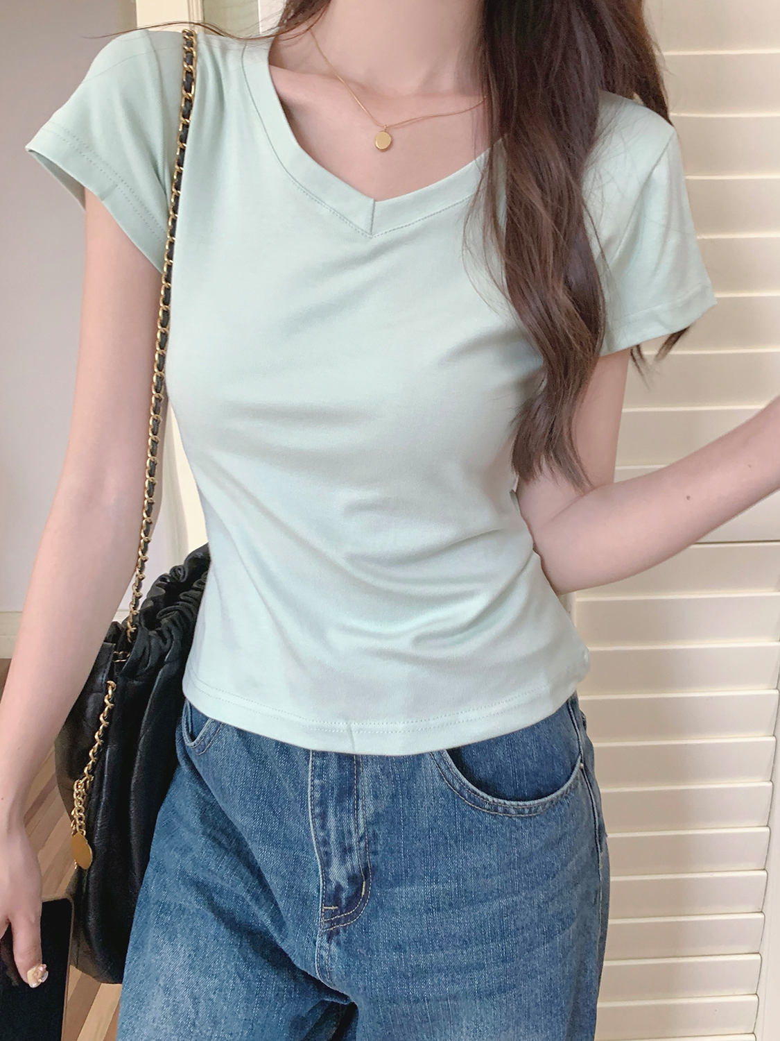 Model real shot solid color front shoulder top V-neck T-shirt for women short sleeves high waist and age-reducing slim short style hot girl pure desire
