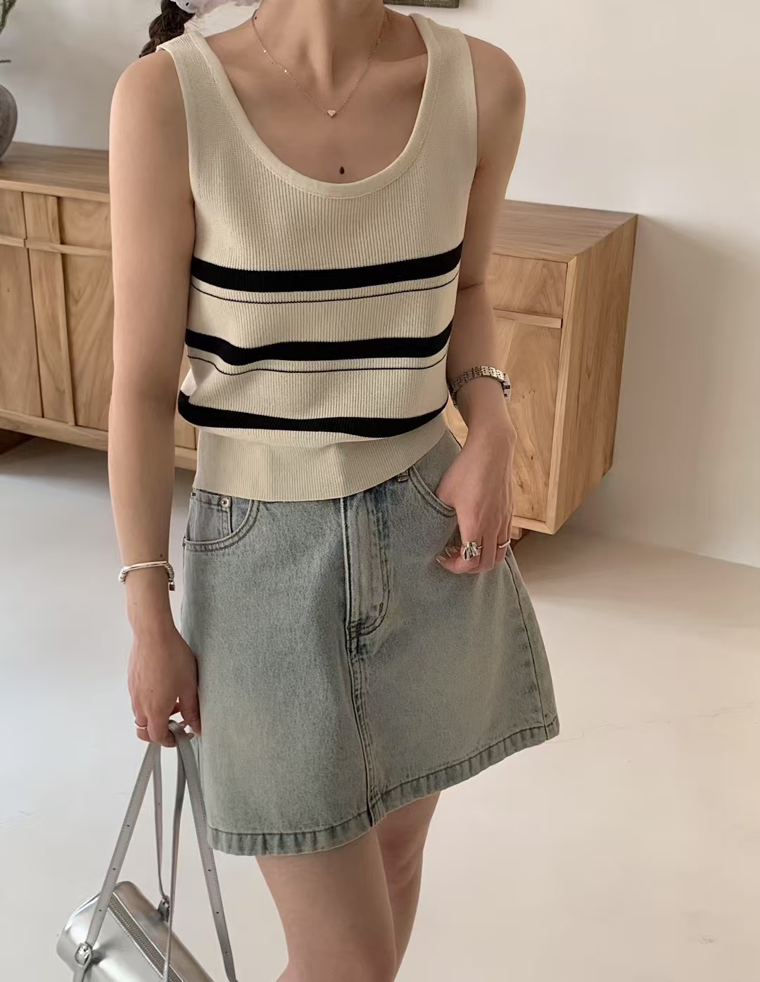 Ice Qu French temperament striped sleeveless vest for women in summer round neck thin suit with versatile outer top
