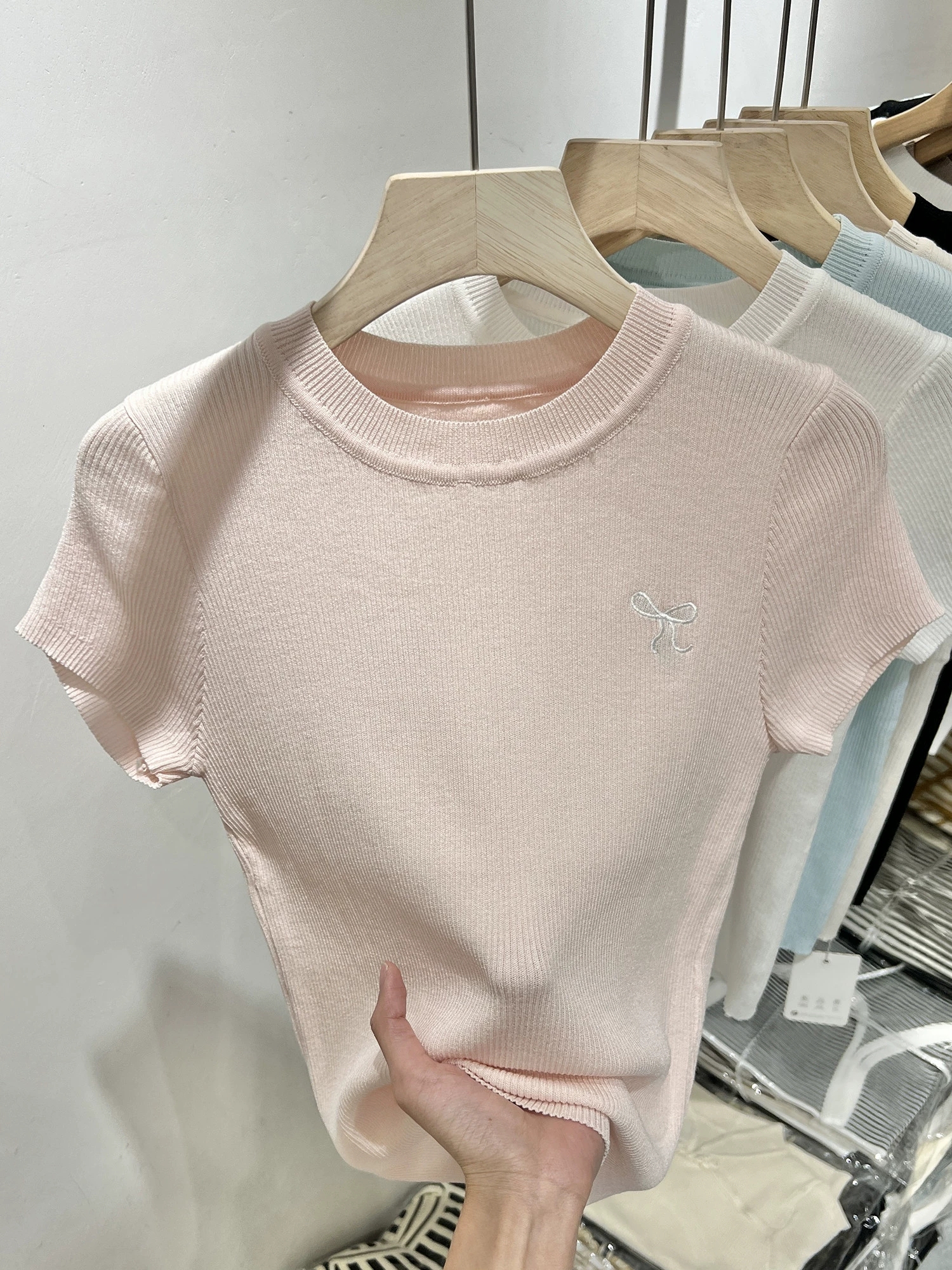 French-style square shoulder bow embroidery ribbed knit short-sleeve women's T-shirt 2025 summer new arrival attractive tummy-covering top