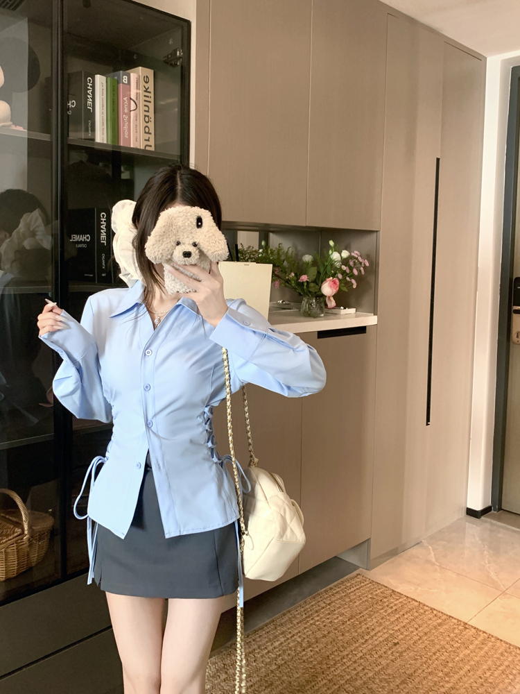 Real shot, blue waist-hugging design, strappy shirt, gray high-waist skirt, two-piece suit
