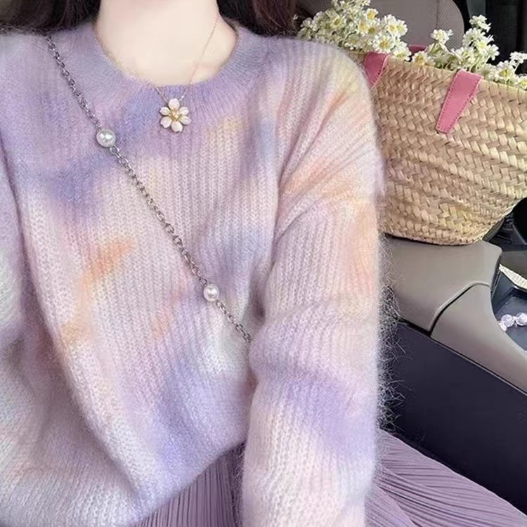 The soft and gentle wind is fufu, the color of the purple horsehair sweater is soft and creamy, and the women's knitted top is layered