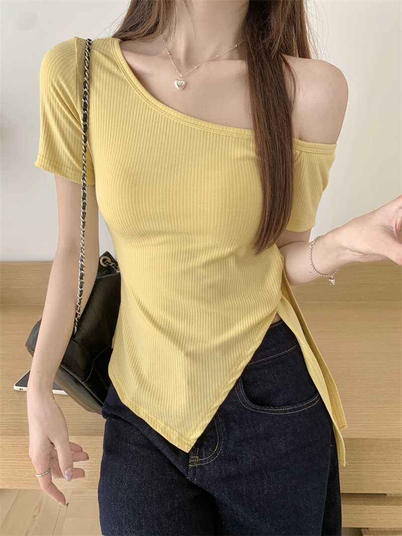 Real photo of really irregular off-shoulder short-sleeved T-shirt for women in summer straps to make them look thin and shoulder-shoulder top