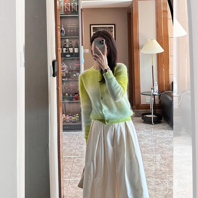 Korean gradient green long-sleeved knitted cardigan for women 2025 spring and autumn exterior wear niche design loose