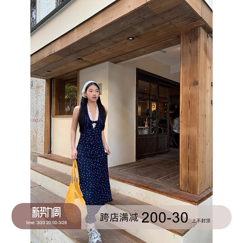 紅人館吊帶連衣裙女夏2025新款碎花法式掛脖收腰顯瘦長裙氣質裙子