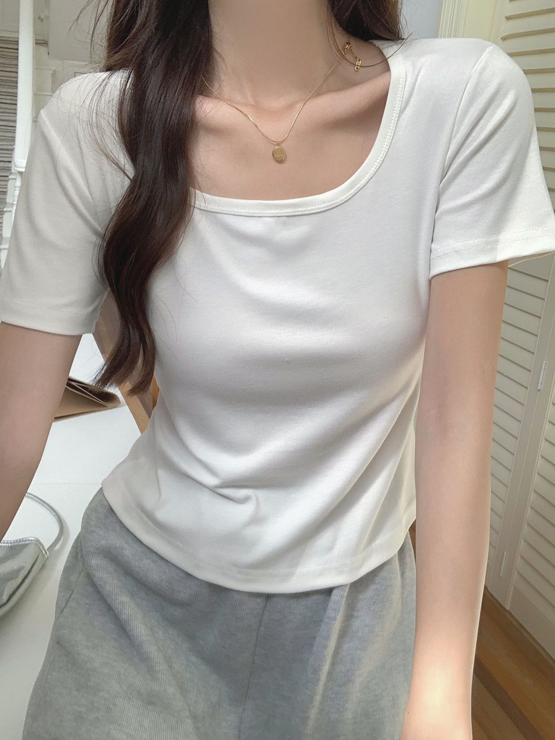 Short short-sleeved T-shirt for women in summer niche design, hot girl Korean chic unique