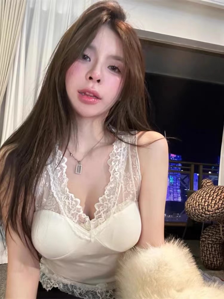 Lace spliced ​​v-neck suspender vest for women for autumn white slim fit inner wear with chest pad pure short base top