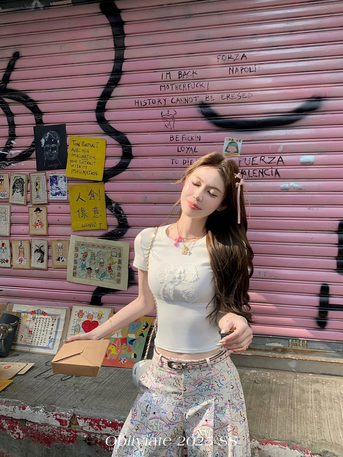 "Empty Garden Show" Embroidered Butterfly Knot Crew Neck T-Shirt for Women - Summer Fitted Short Style