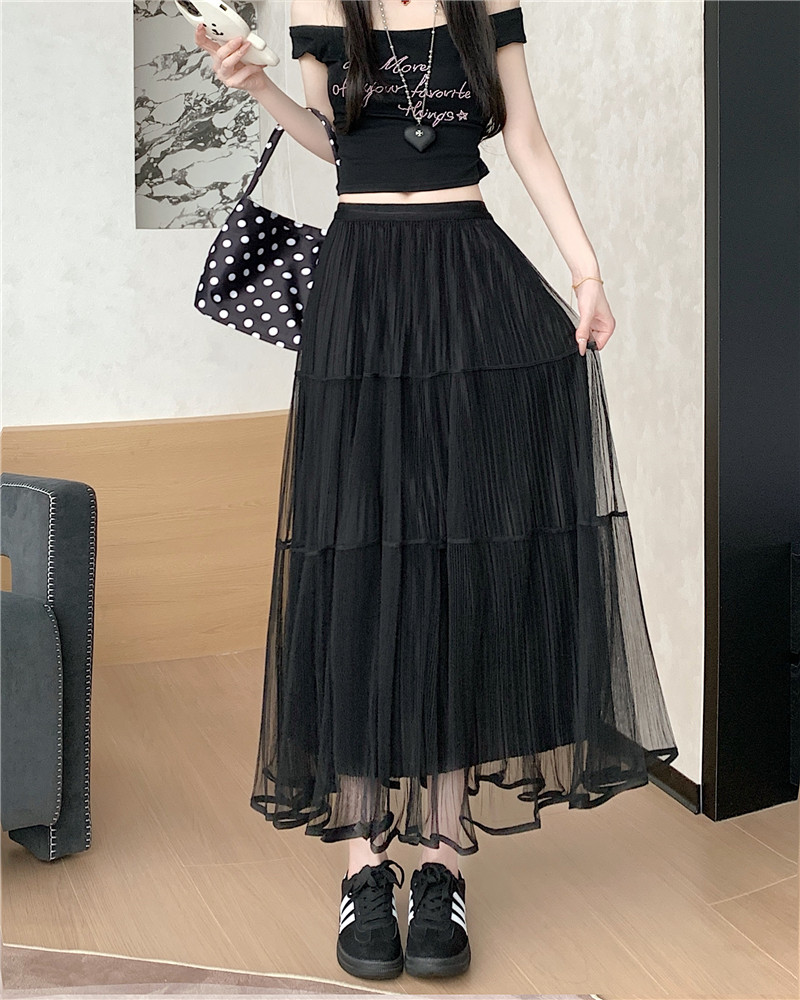 Real shot of women's versatile elastic waist mid-length A-line pleated tile skirt