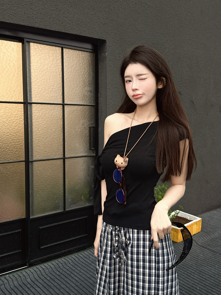 Real shot of off-shoulder short-sleeved bow tied top to make a slim hot girl T