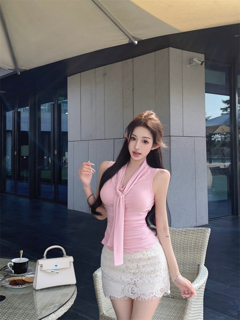 Real shot of fallen cherry blossoms, Korean gentle temperament, versatile tie vest + lace hip skirt