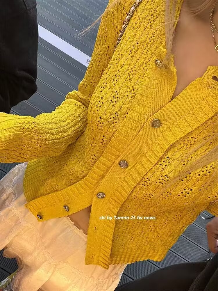 e-Yellow hollow round neckline makes you look slim and slim-fitting cardigan for women