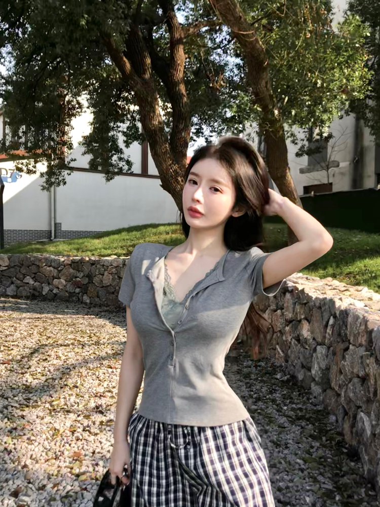 Real shot of sexy lace splicing to make you look slim and waist-hugging two-piece short-sleeved top