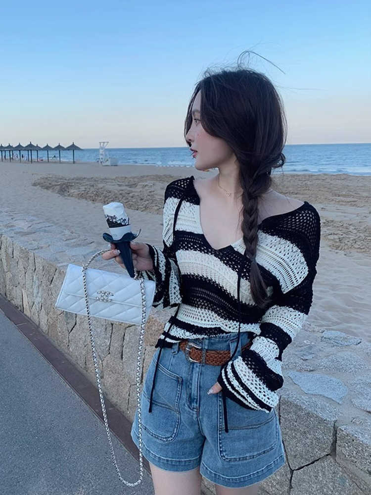 Striped contrast color knitted V-neck sunscreen blouse for women in summer thin loose loose slimming hollow strap short top autumn