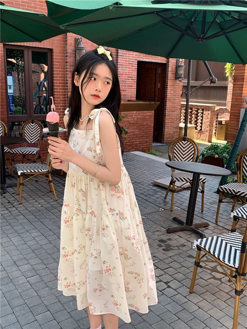 Sweet and age-reducing cute floral skirt for women with waist-hugging and slimming French suspender skirt summer design over-knee dress