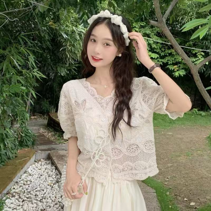 Puff sleeve short-sleeved lace shirt women's design niche summer gentle Korean chic V-neck short top